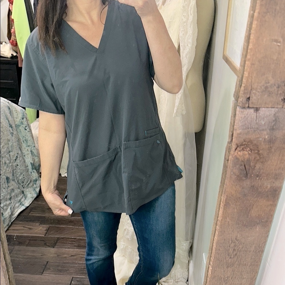 Med Couture grey V-Neck Women's nurse scrub Top size XLarge